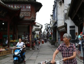 以色列在加沙地带进行夜间袭击，造成12人死亡，同时有3人在因特拉维夫总理府附近燃烧物被捕。