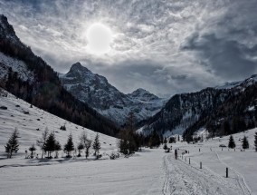 雪后登山遇险，游客滑倒险坠梯的惊险经历,滑雪者从山上滑下时