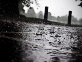 暴雨导致昆士兰东南部部分地区发生短暂的洪水，未来还将有更多的雨水天气。