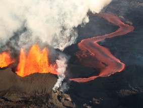 冰岛火山一年内第七次喷发。