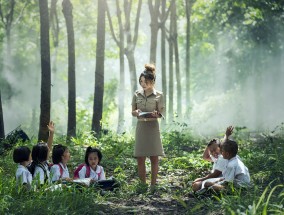 女子一家五口搬回农村，逆向养娃，回归与重塑