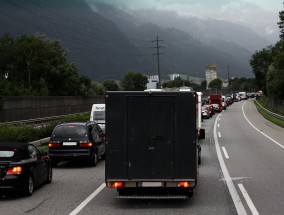 一辆公共汽车在法国滑雪胜地附近发生车祸，造成2人死亡，至少33人受伤。