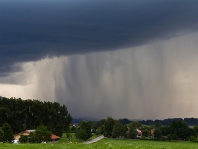 十一月，雨、冰雹和强风交加，风暴在皮尔巴拉地区留下了一片破坏的痕迹。