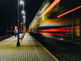 卡车夜放卸货跳板，外卖小哥险被割喉——一次意外的职场遭遇,外卖小哥进入大货车盲区