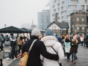 一名妇女和一名十几岁的男孩在罗克汉普顿附近的布鲁斯高速公路上发生的多车相撞事故中丧生。