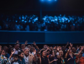 牛仔队在输给德州人队之后再次在主场遭遇挫折，屋顶掉落之后比赛失利。