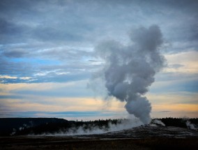 飓风队在第三段开始时爆发出了3个进球，最终以4-1战胜了飞人队。