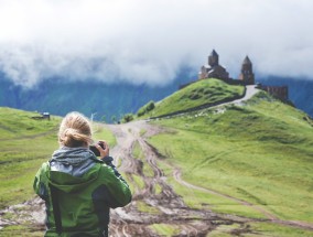 红旗飘扬下的旅游之旅,旅游红旗图片真实