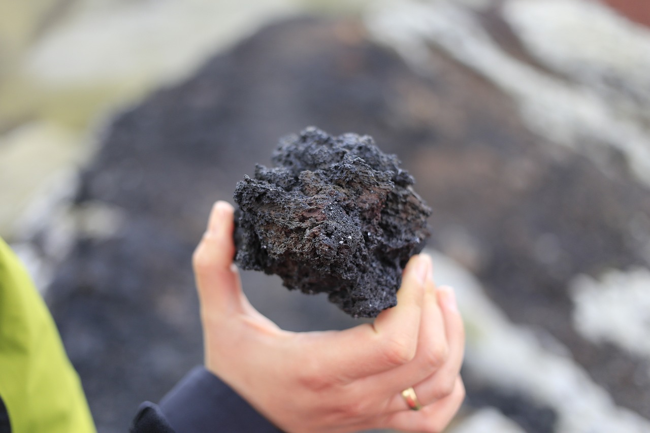 冰岛火山爆发迫使蓝湖度假胜地关闭，熔岩墙切断了道路。  第1张