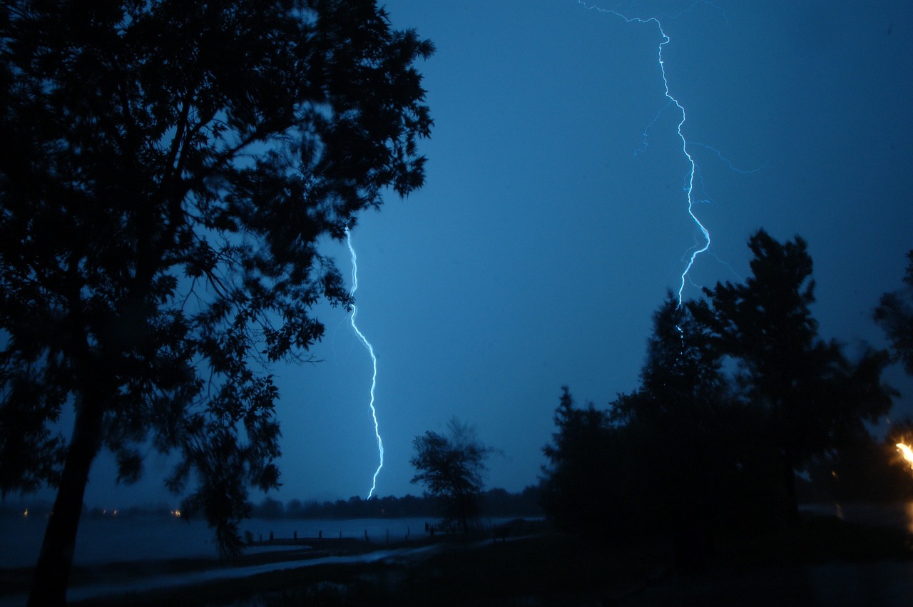 雨后彩虹与闪电的不寻常搭配点亮了瓦加瓦加的暴风雨夜空。  第1张